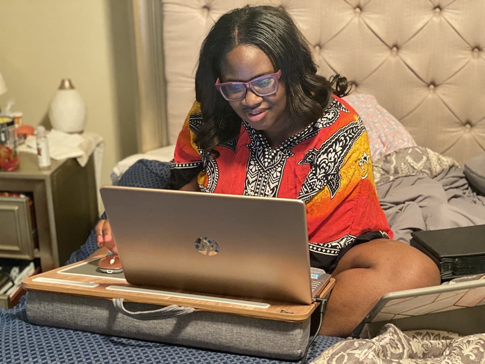 another reviewer using the desk while in bed