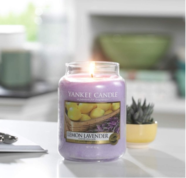 Vela de la marca Yankee Candle con olor a lavanda y limón