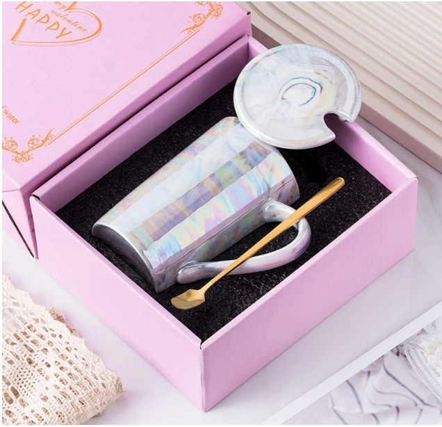 Taza para regalo en color gris arcoiris con cuchara y tapadera incluída