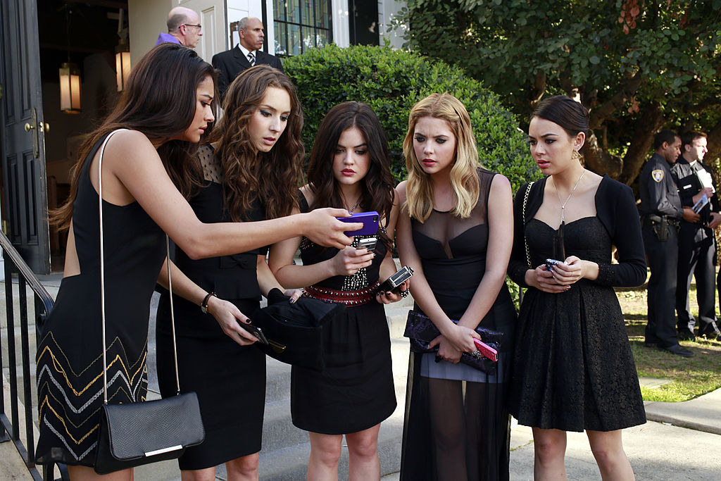 Janel with Shay Mitchell and Troian Bellisario and Lucy Hale and Ashley Benson on &quot;Pretty Little Liars&quot; all looking at a phone