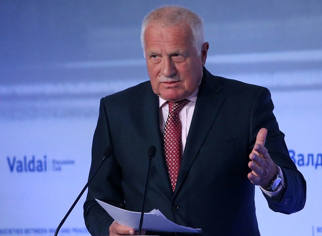 Václav Klaus speaking into a microphone