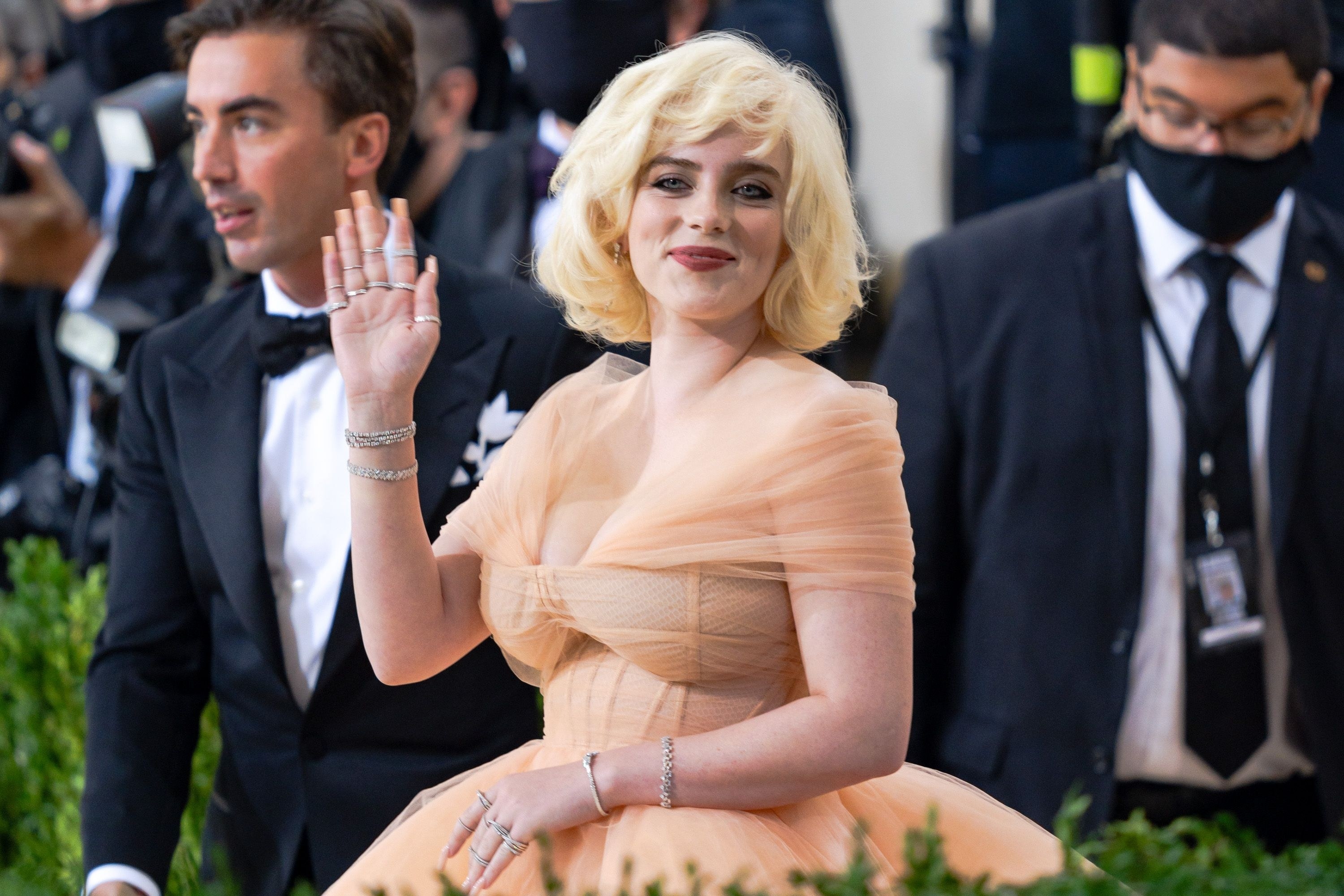 Билли айлиш мет гала. Билли Айлиш met Gala 2021. Билли Айлиш met Gala. Мет Гала 2021. Billie Eilish мет Гала.