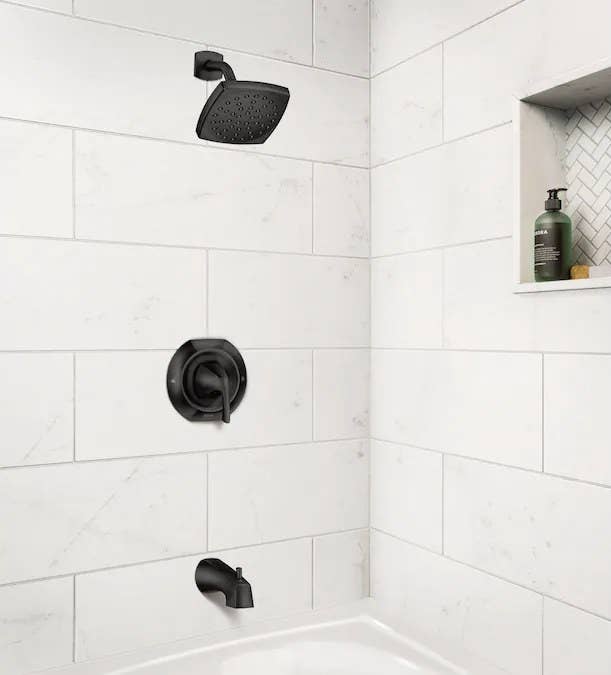 The shower set in the color Matte Black