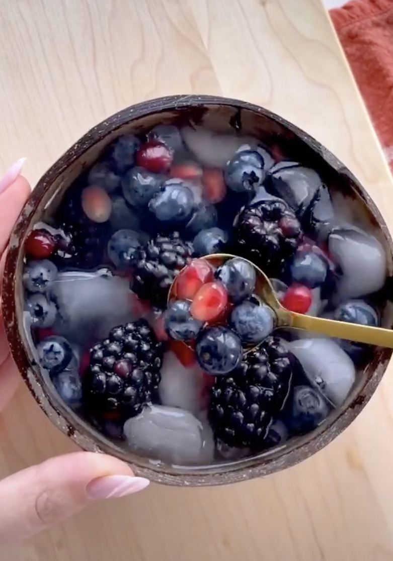 一碗椰水,冰,黑莓,蓝莓,石榴种子
