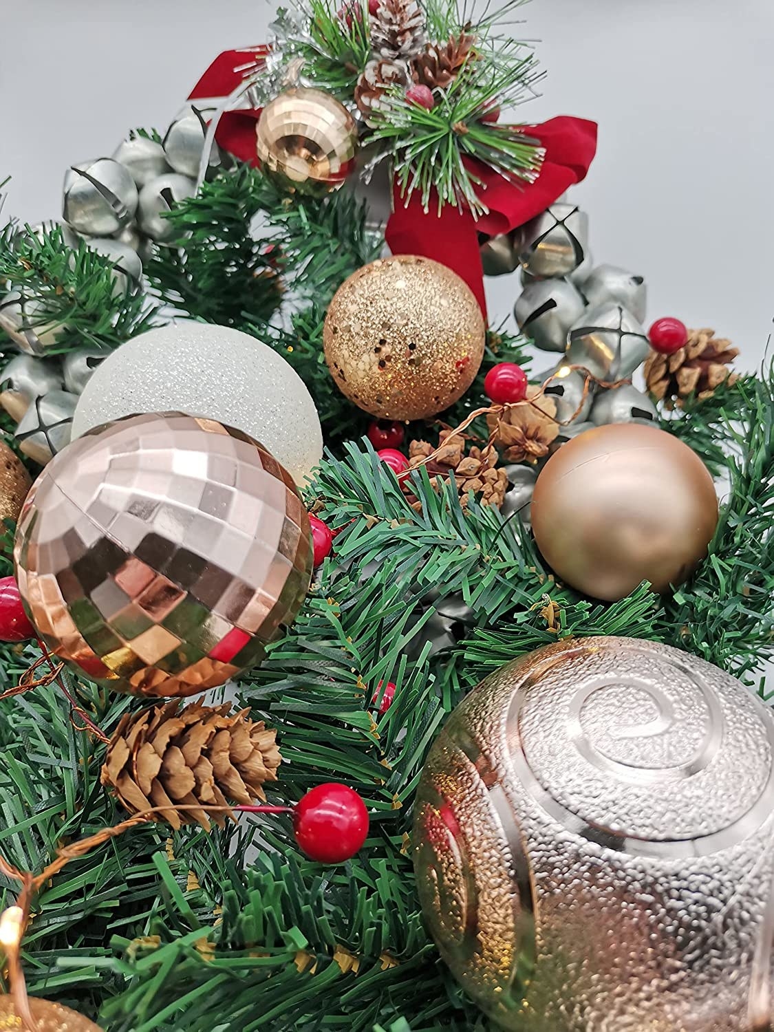 arbol de navidad con esferas grandes, arbol navideño con esferas