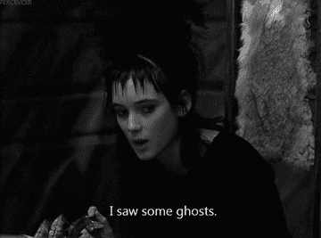 gif og Lydia Deetz saying &quot;I saw some ghosts&quot;