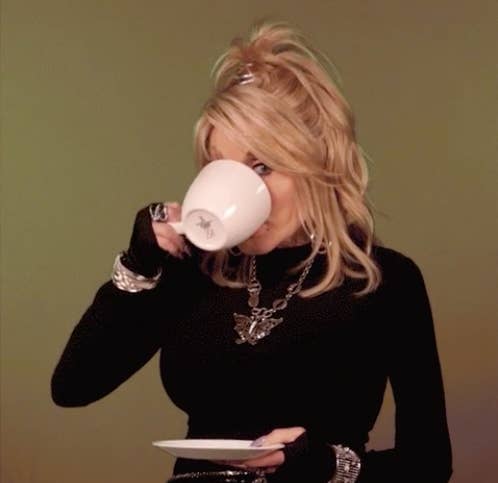 Dolly Parton sips tea
