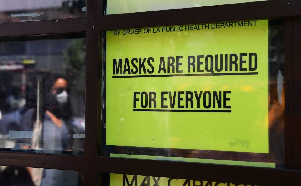 A sign saying masks are required