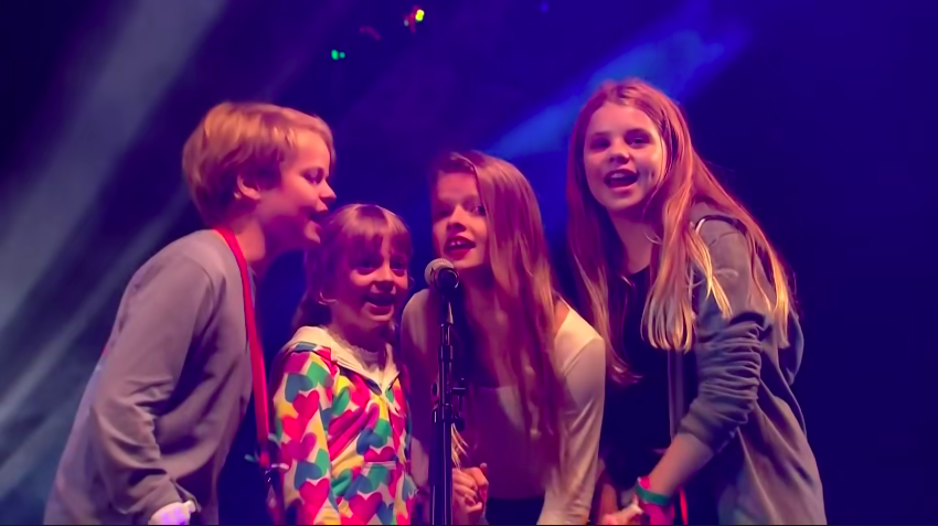 Chris Martin&#x27;s children Apple and Moses — along with their two cousins singing onstage