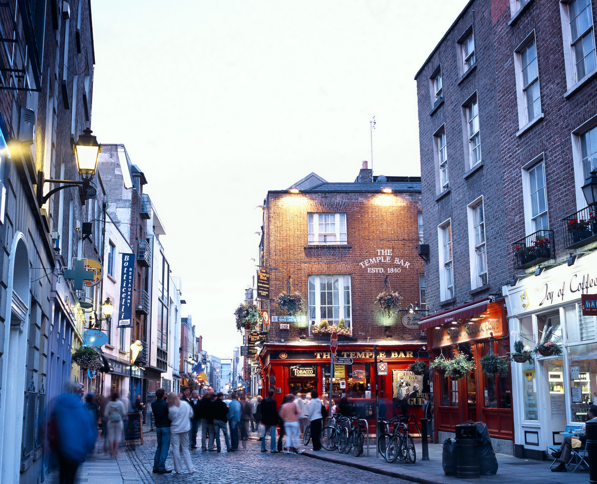 Street scene in Temple Bar, Dublin