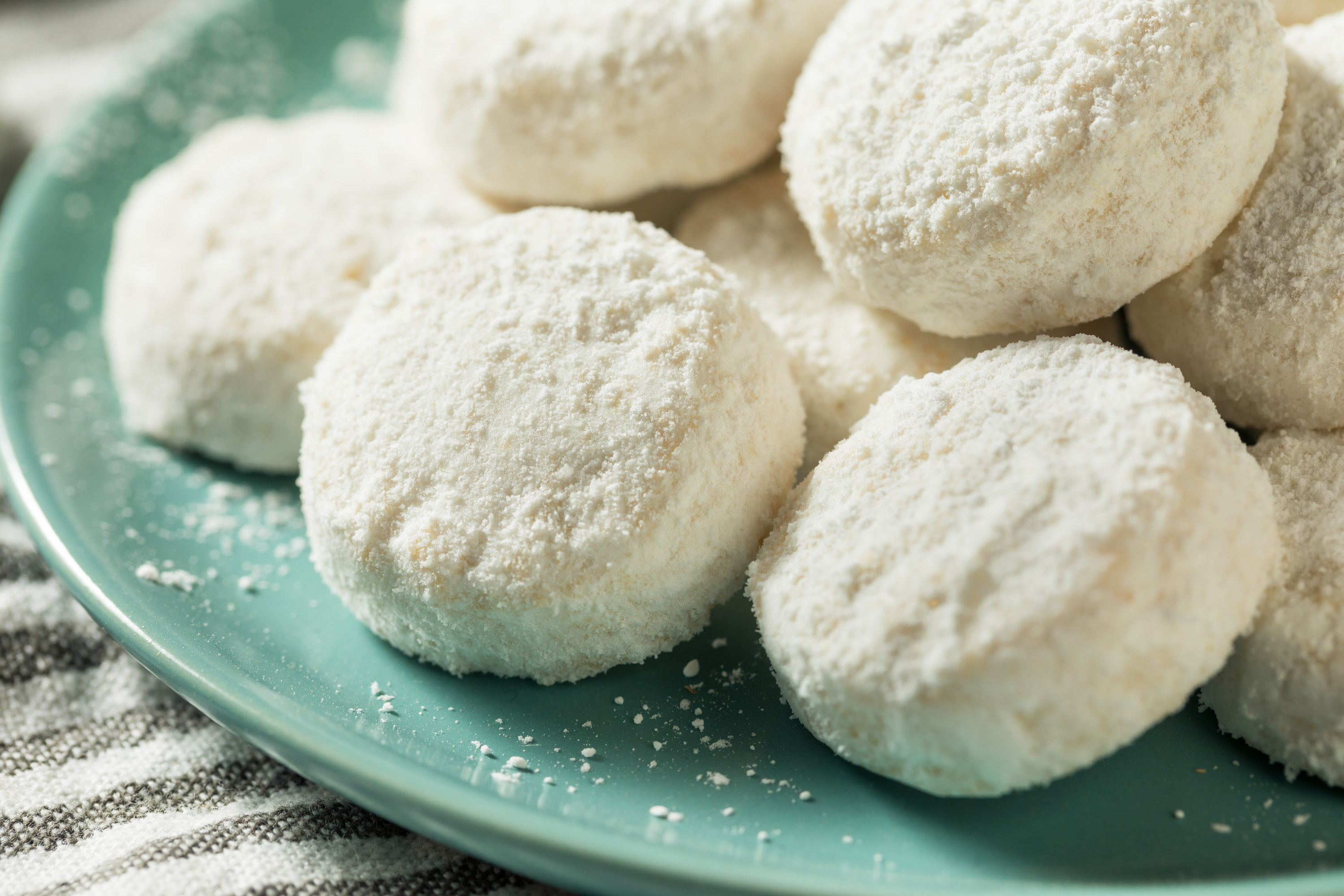 A plate of powdery Mexican wedding cookies