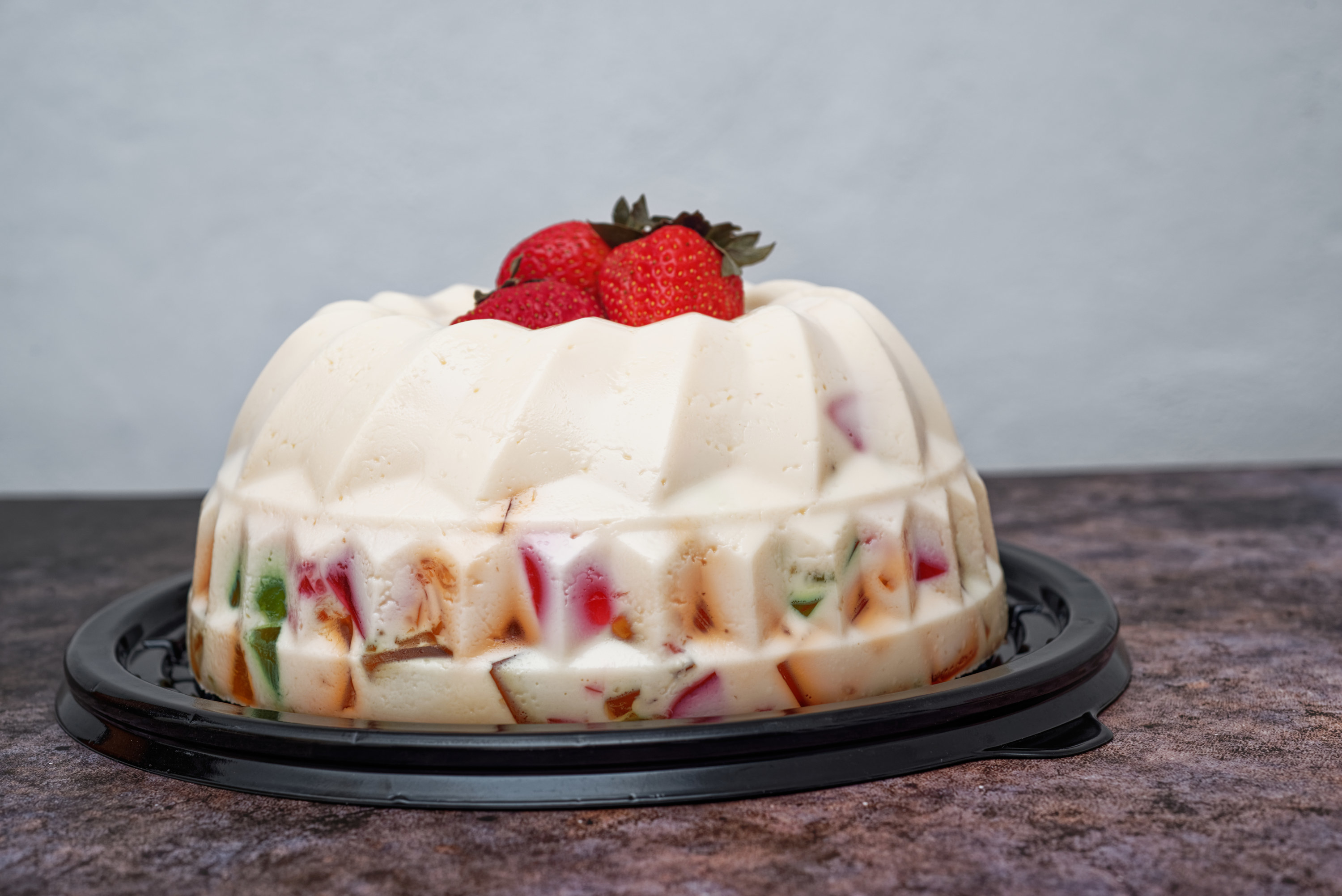 Gelatin cake with fresh strawberries