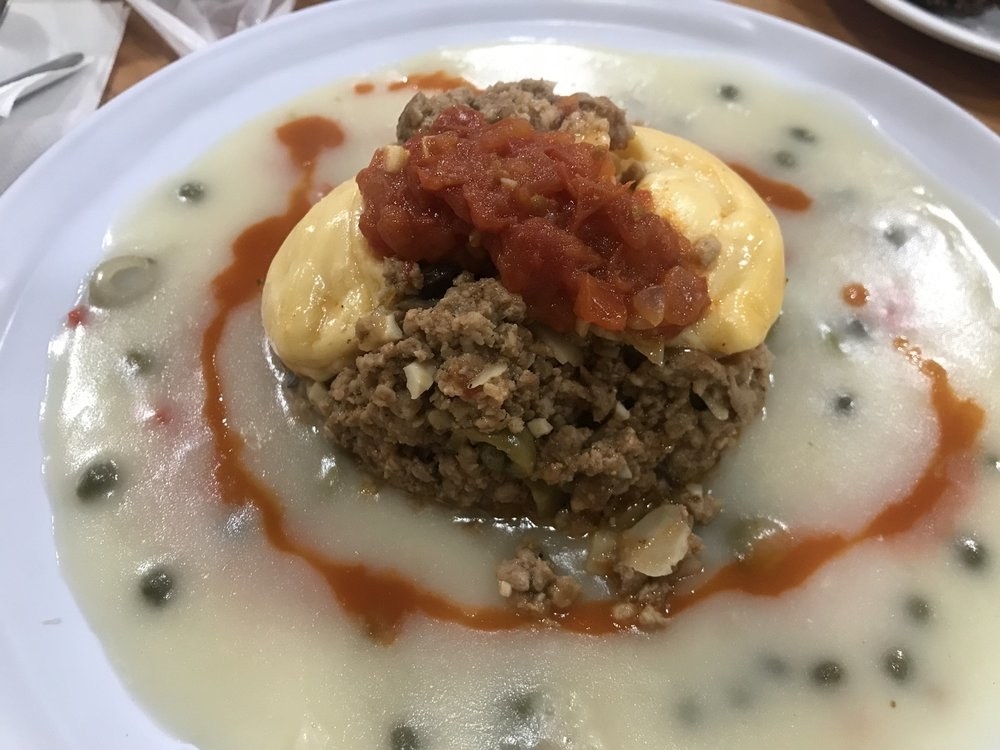 Edam cheese and ground meat with white gravy