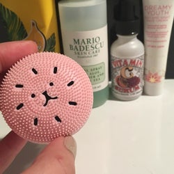 the same reviewer shows the top view with soft bristles
