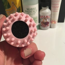 the reviewer shows the bottom view of thick bristles