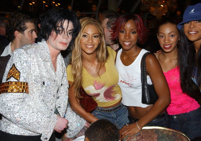 Beyoncé standing next to Michael Jackson, Kelly Rowland, Michelle Williams, and Solange