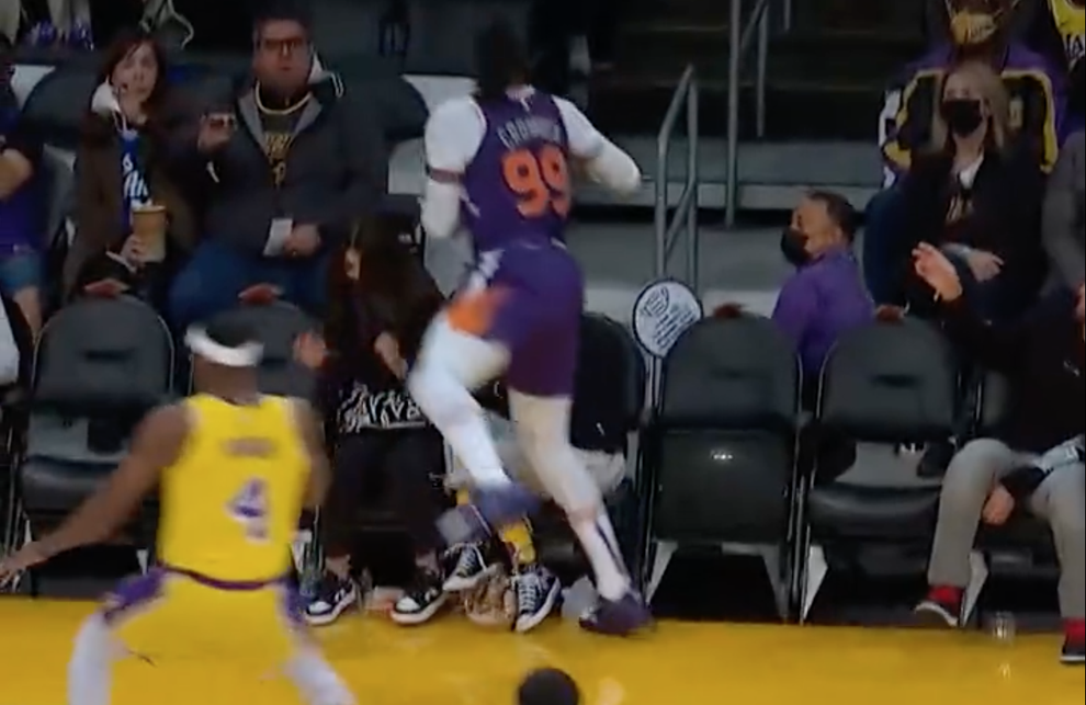 JoJo Siwa Almost Got Trampled At An NBA Game(02)