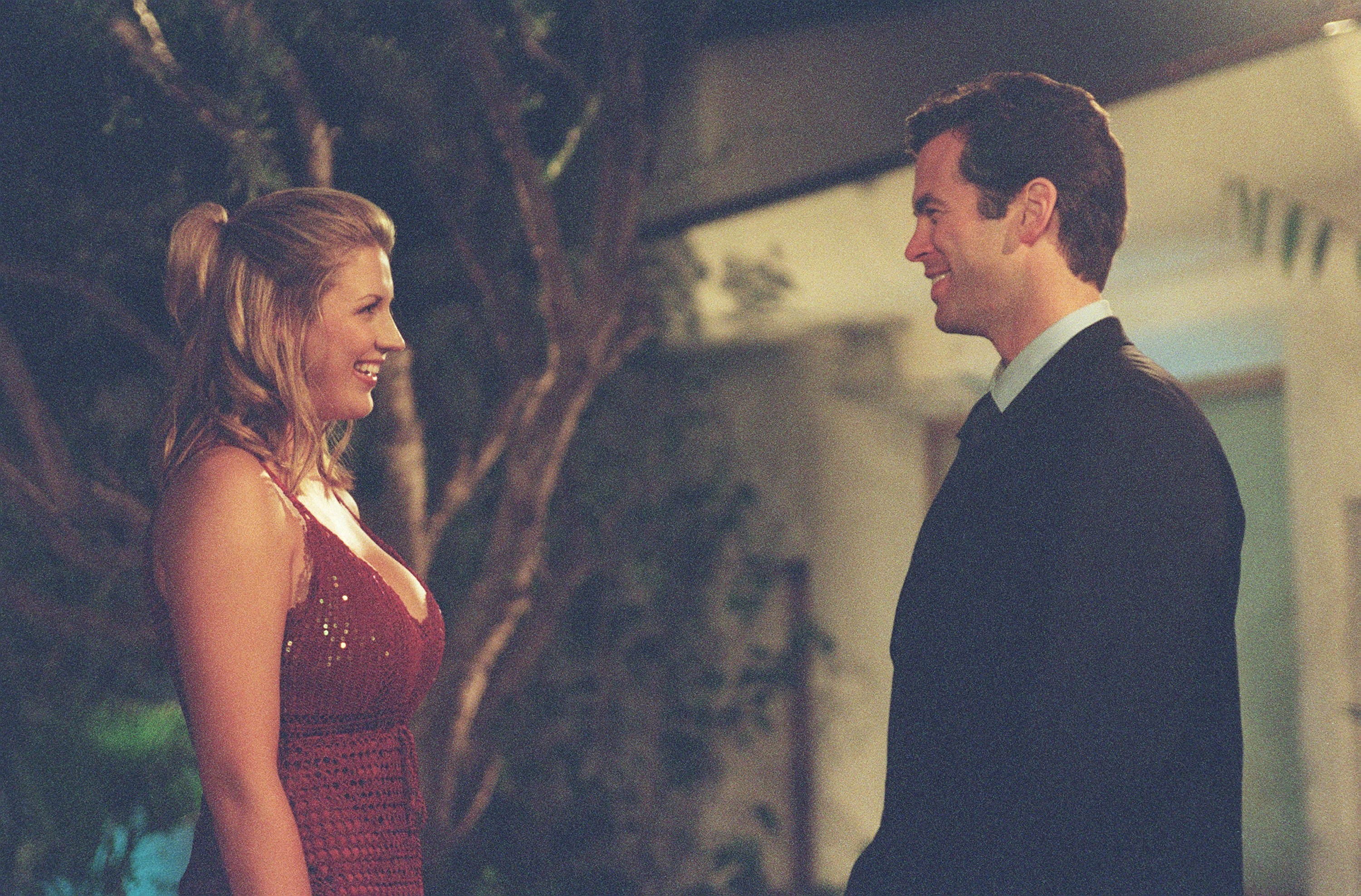 Alex Michel talking to one of the contestants on season 1 of 'The Bachelor'