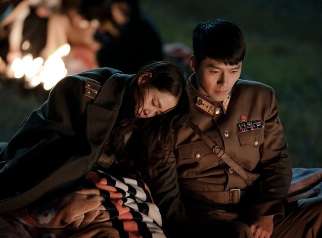 Se-ri rests her head on Jeong-hyeok&#x27;s shoulder as she sleeps