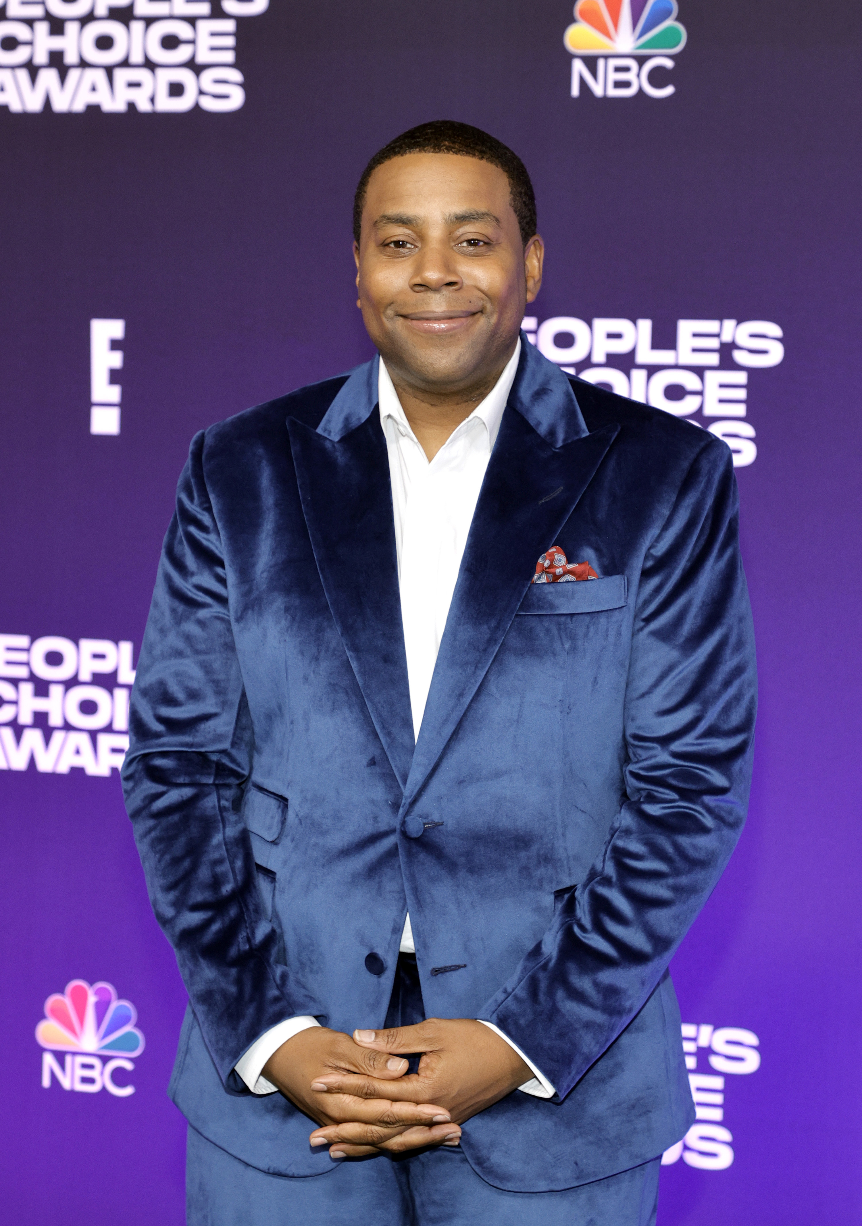 Kenan Thompson poses at the 47th Annual People&#x27;s Choice Awards on December 07, 2021