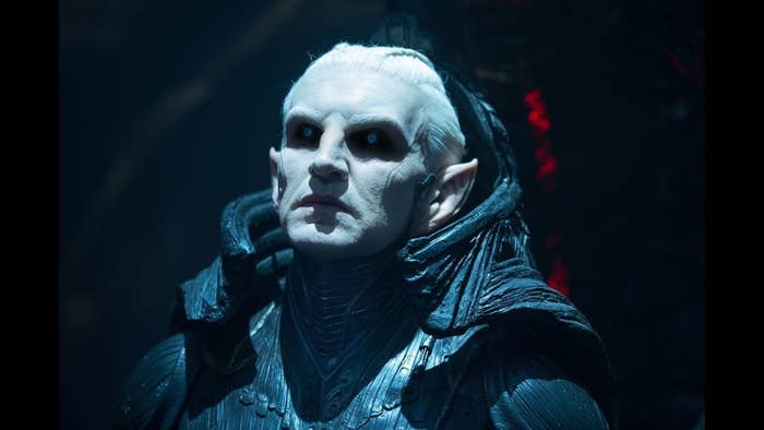 malekith waits with other dark elves and prepares for battle