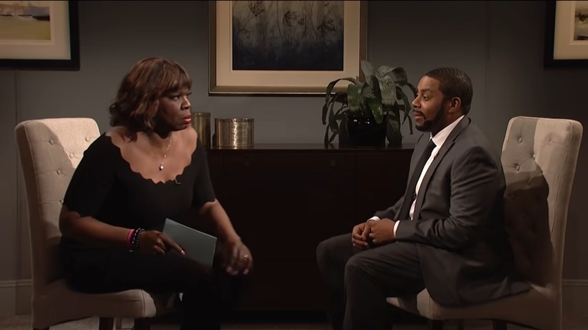 Kenan Thompson as R. Kelly sitting with Leslie Jones as Gayle King in &quot;Saturday Night Live&quot;