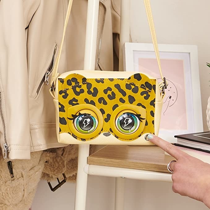 the leopard purse pet with eyes open