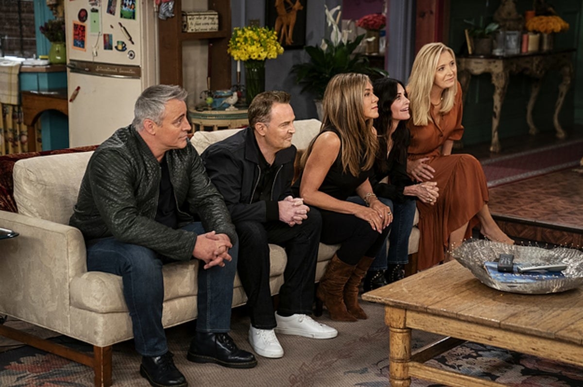 Matt LeBlanc, Matt perry, Jennifer aniston, courteney cox, and lisa kudrow sat on the couch in the friends apartment
