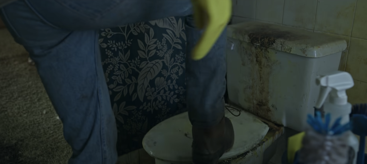 A disgusting toilet in Maid