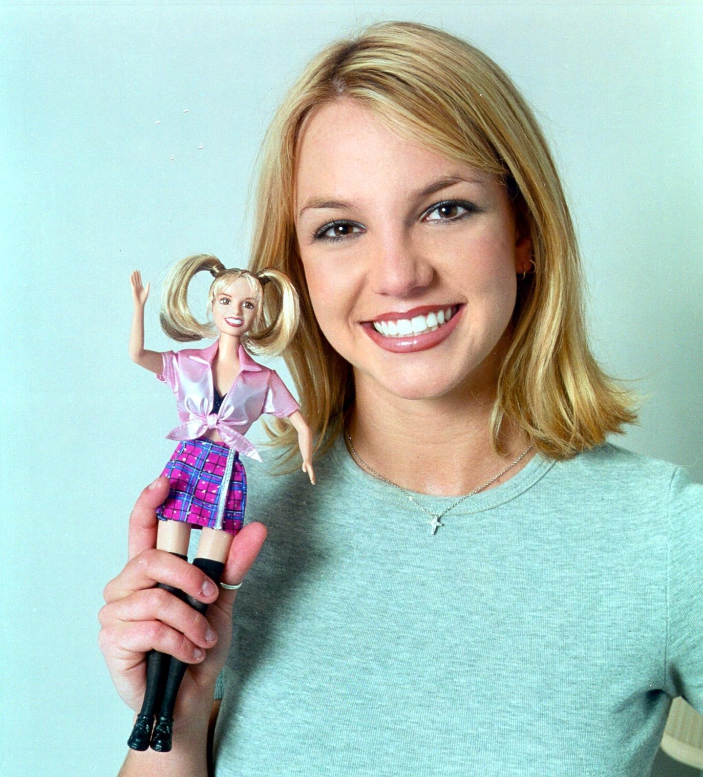 Spears posando con su Barbie en 1999