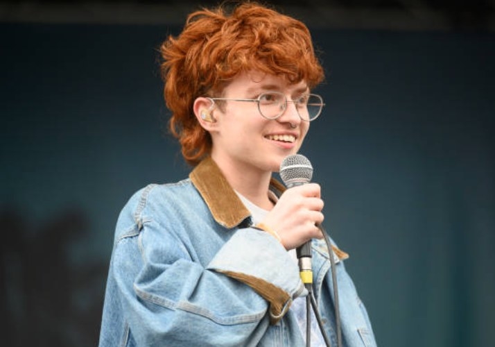 Robin Skinner, known professionally as Cavetown, sings on stage at the 2021 Ohana Music Festival