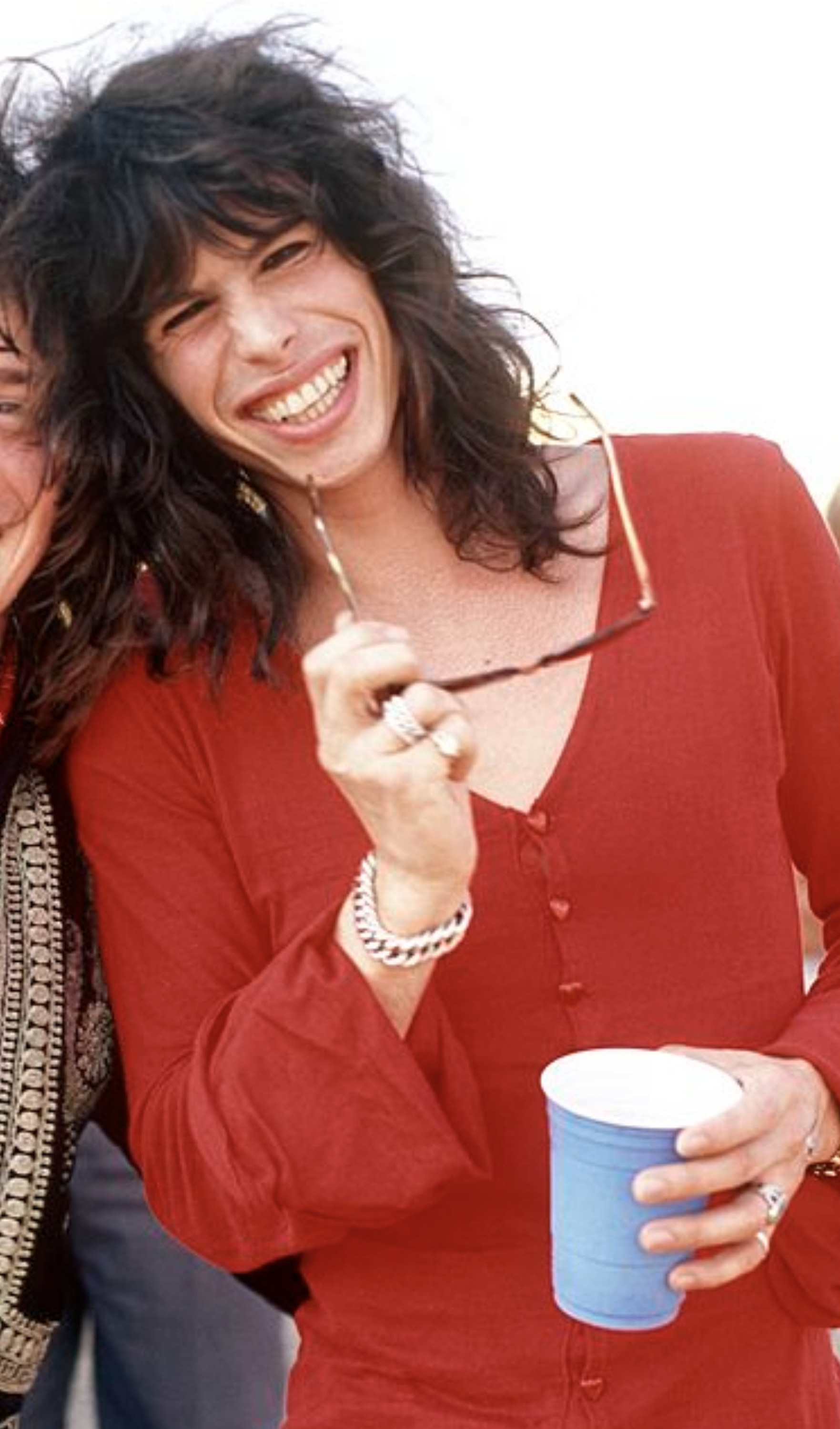 Tyler posando muy feliz para una foto en el tour de Aerosmith en el año 1976