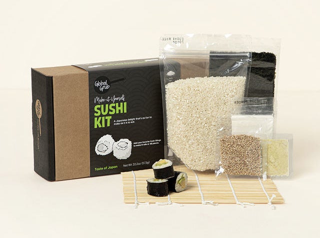 Sushi making kit and its contents