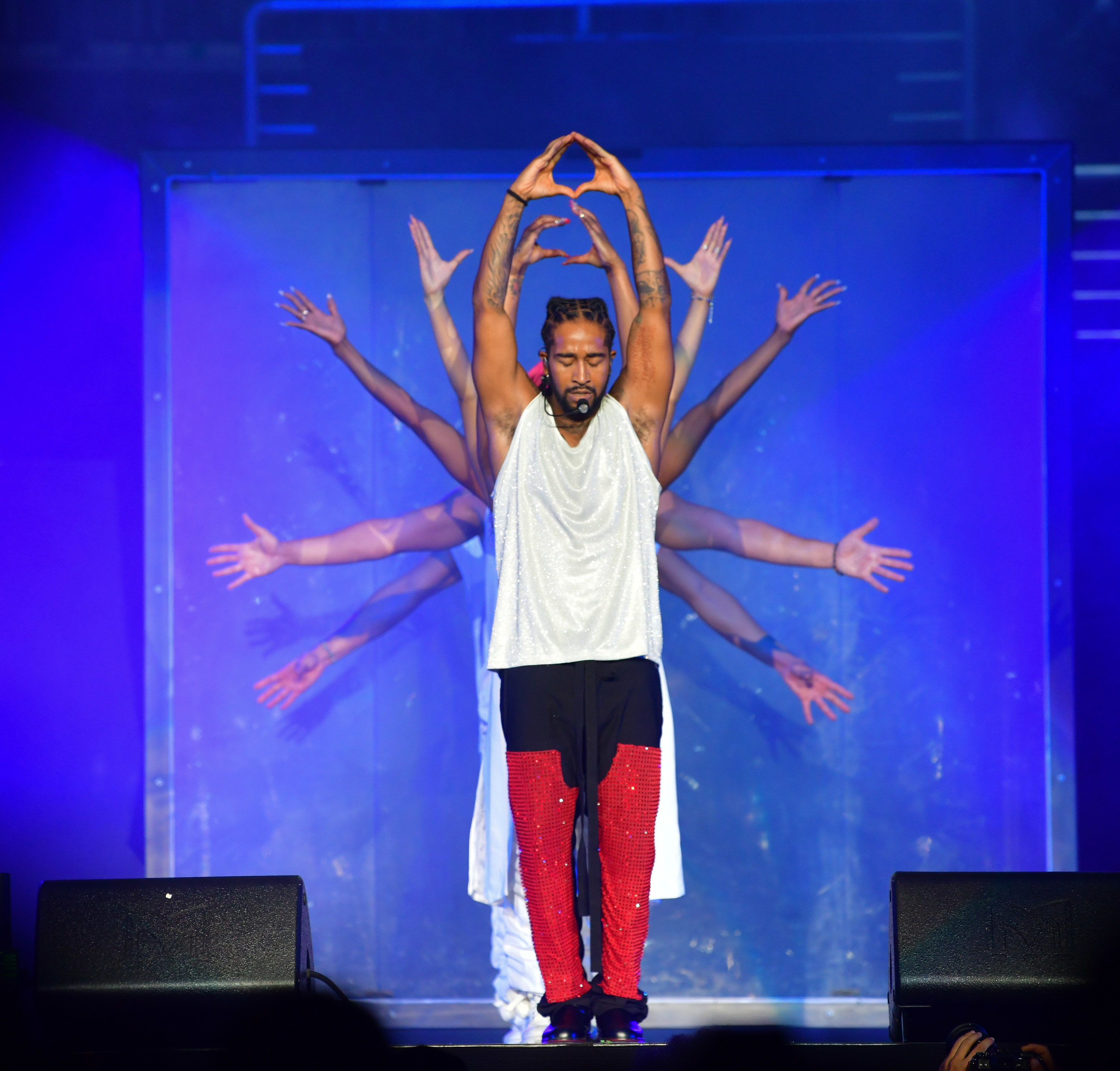 image of omarion onstage preforming
