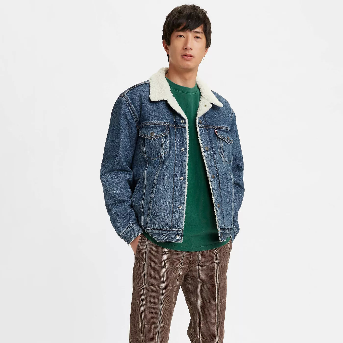 Model wearing Levi&#x27;s sherpa lined denim trucker jacket