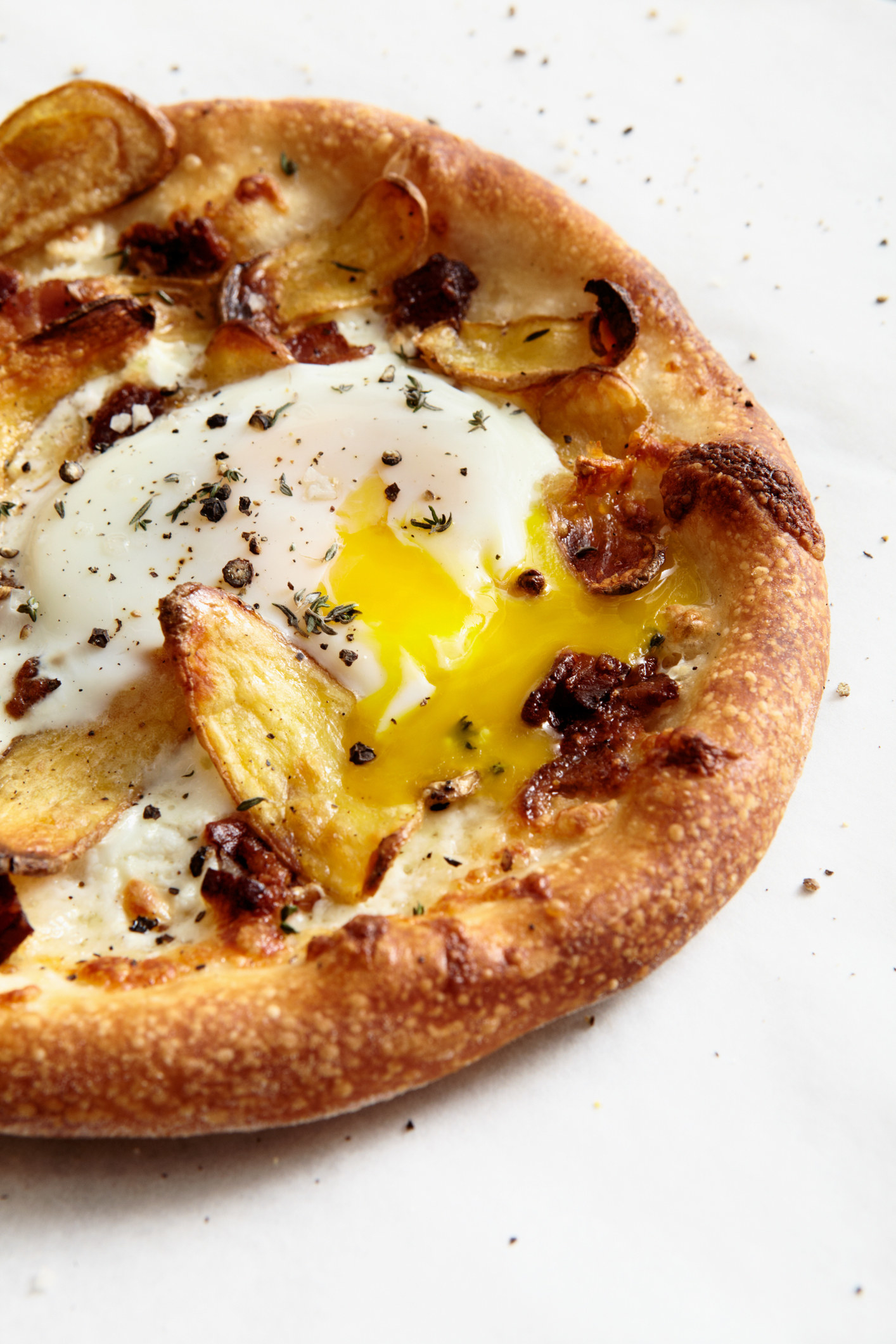 A pizza with a fried egg.