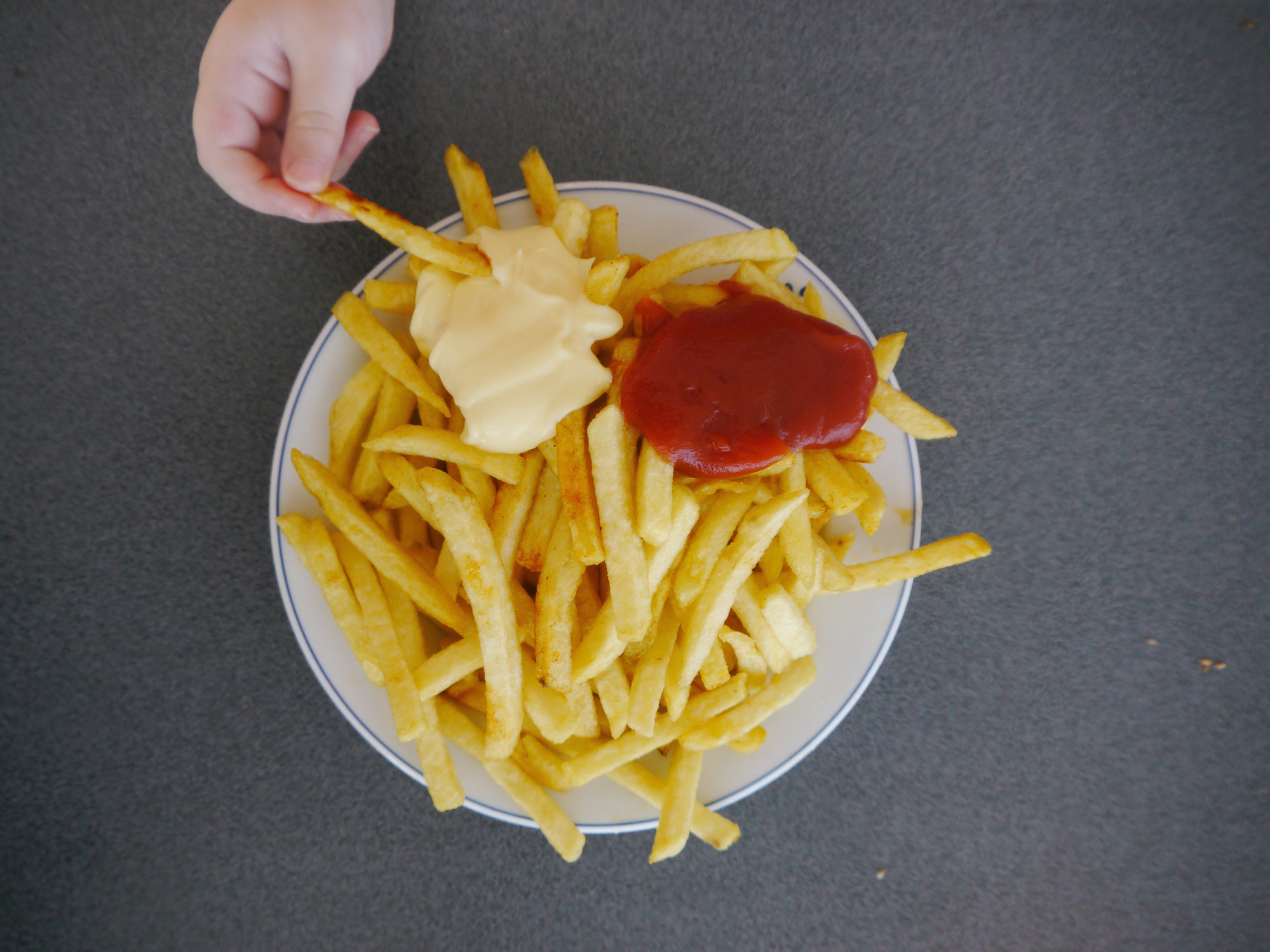 French fries with Ketchup and mayonnaise.