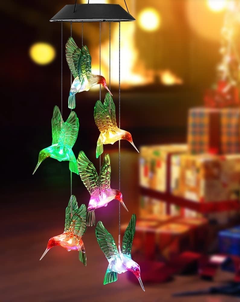 lámpara con luces en forma de colibríes