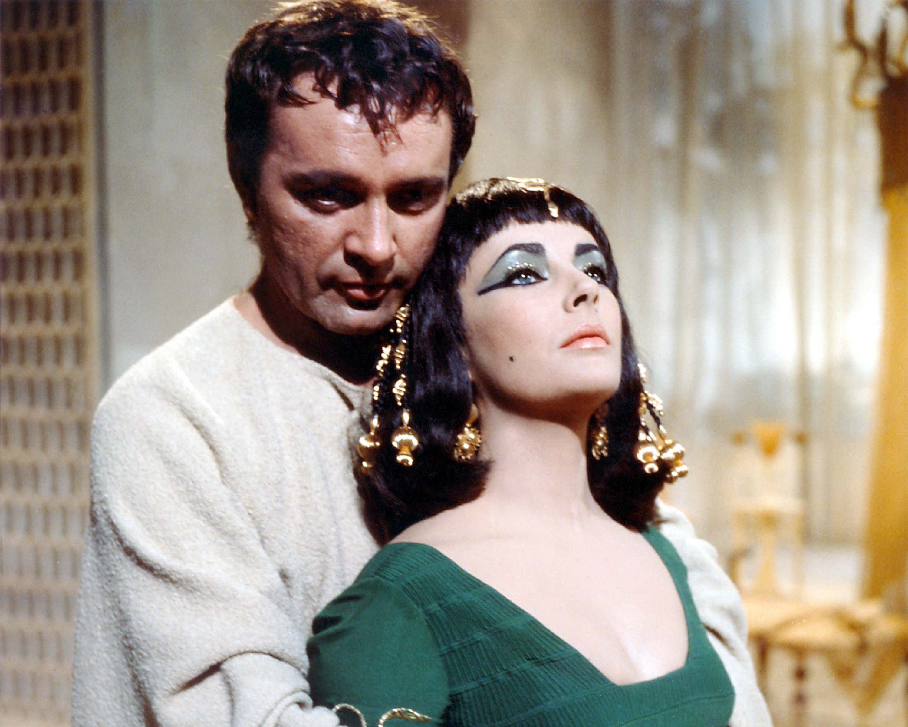 Richard Burton hugging Elizabeth Taylor is promo pic for Cleopatra
