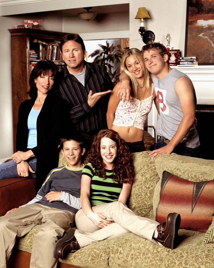 The Hennessy family gathers for a group photo in season 1 of &quot;8 Simple Rules&quot;