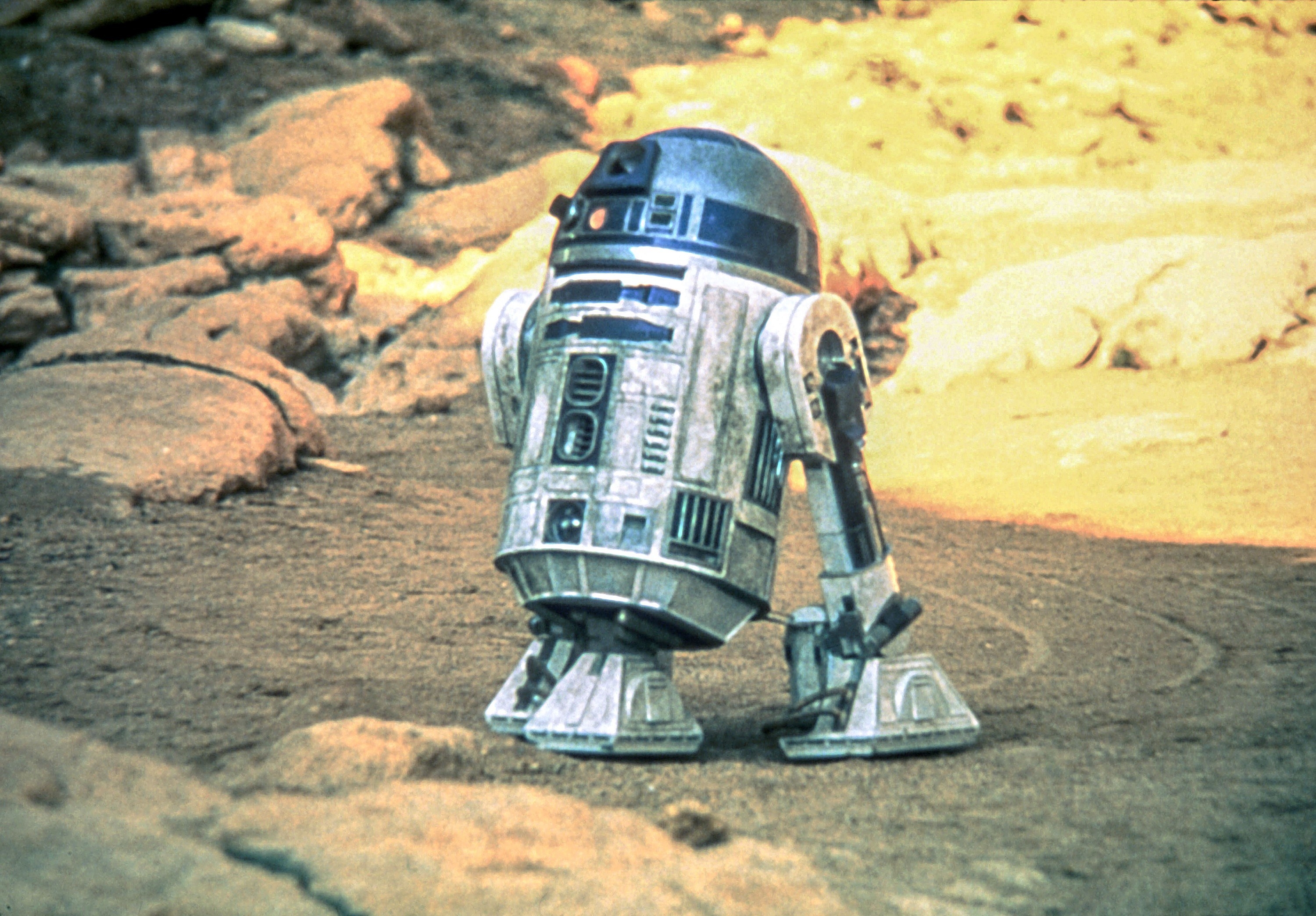 R2-D2 in a desert scene