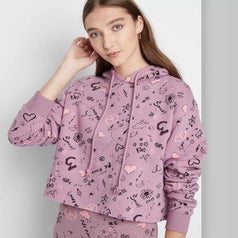 A model wearing the same cropped hoodie in mauve shapes