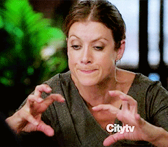 kate walsh screwing up her face and clenching fingers