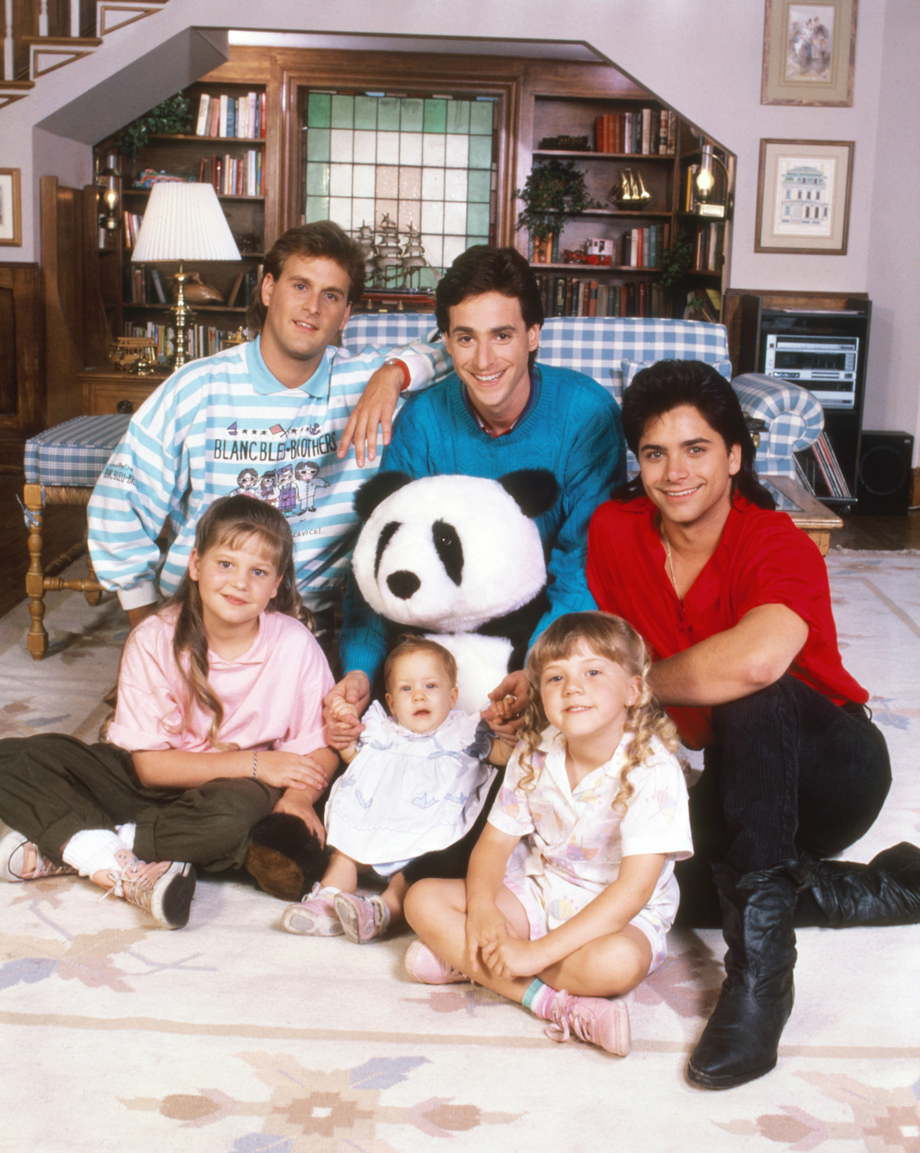 Saget sits in the center of the cast of Full House