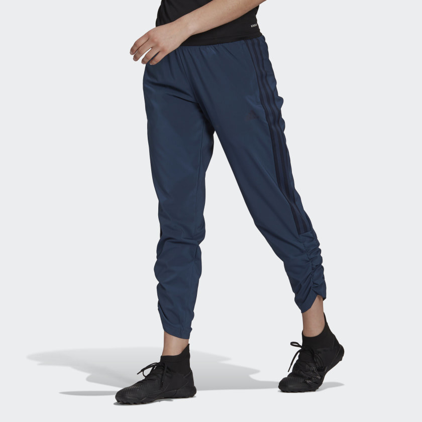 Model wearing blue pants, black sneakers and black top