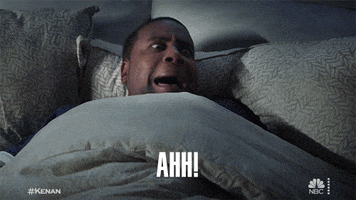 Kenan Thompson screaming in bed and 2 little girls screaming in front of him
