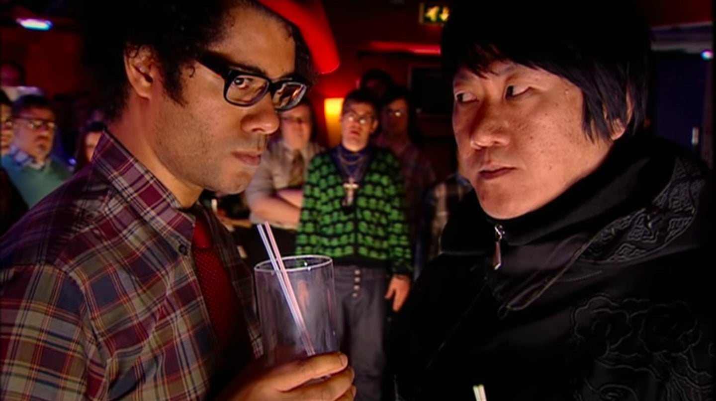 Moss talking to Prime with Negative One in the background in &quot;The IT Crowd&quot;