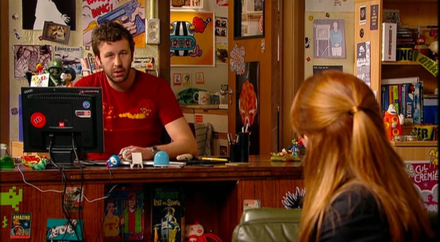 Roy talking to Jen at his desk in &quot;The IT Crowd&quot;