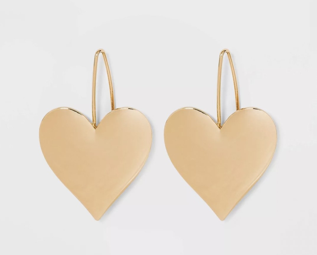 the earrings in gold in the shape of hearts
