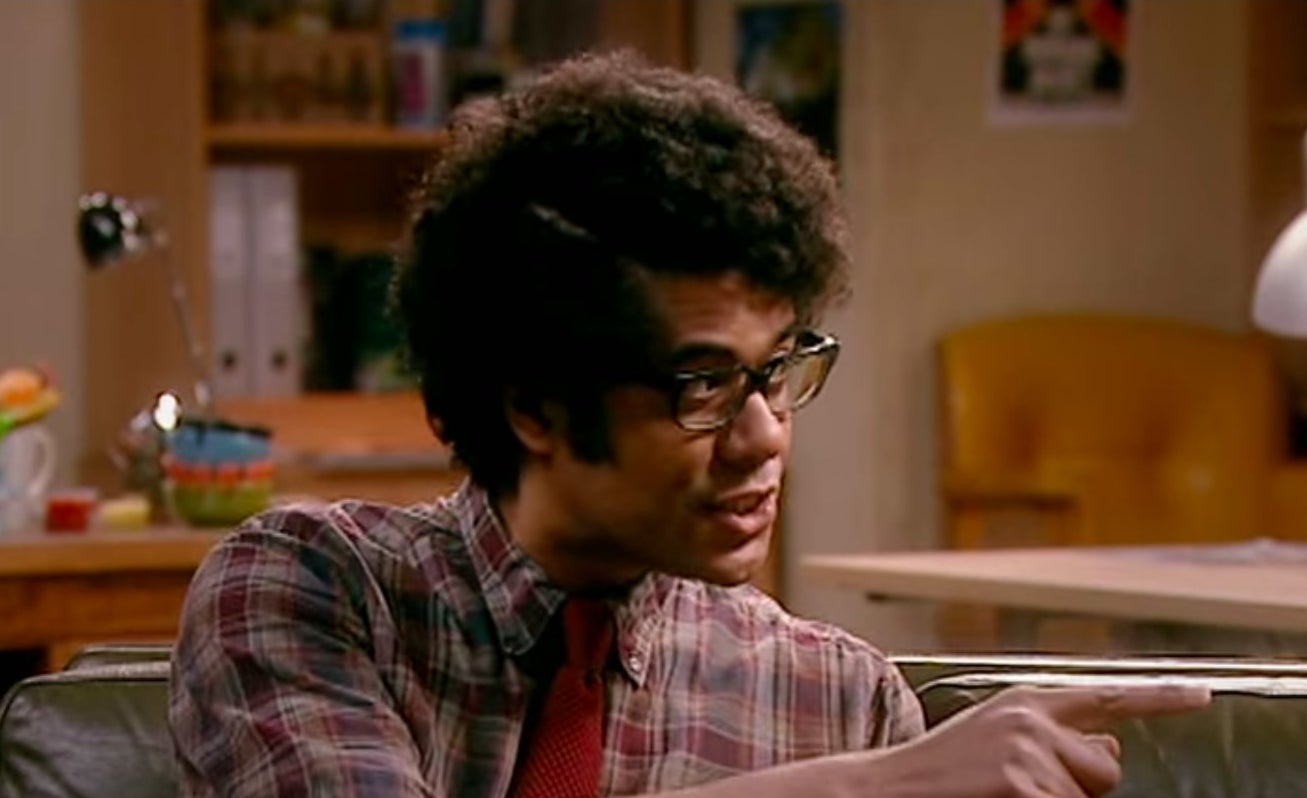 Moss pointing at Roy while sitting on the couch in &quot;The IT Crowd&quot;